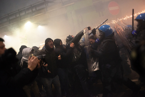 Cargas policiales y detenidos en Milán durante las protestas contra los Juegos de Invierno