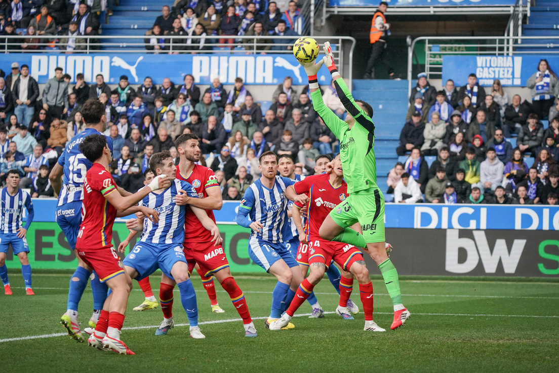 Garcés, que ha vuelto a ser titular, aprieta a Luis Vázquez, autor del primer gol.