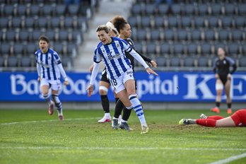 Lavogez celebra el gol que adelantaba a la Real en su partido de Liga F con el Badalona.