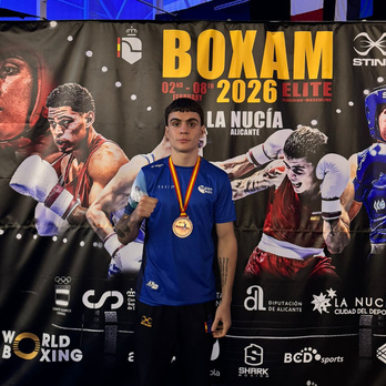 Oier Ibarretxe posa con la medalla ganada en La Nucía.