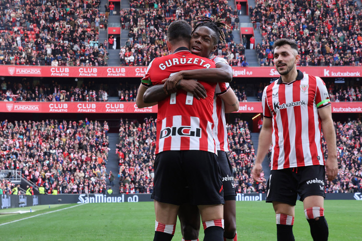 Abrazo entre Nico Williams y Guruzeta para celebrar uno de los goles del donostiarra.