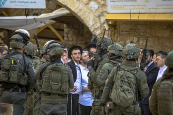 Soldados israelíes escoltan a colonos israelíes mientras caminan por la Ciudad Vieja de Hebrón, en la Cisjordania ocupada, el 30 de enero de 2026. 