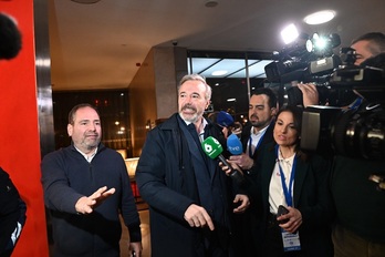 El candidato del PP a la Presidencia del Gobierno de Aragón, Jorge Azcón, a su llegada para el seguimiento del PP de la noche electoral, en el Hotel Reina Petronila en Zaragoza.