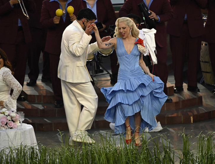 Bad Bunny baila salsa con Lady Gaga.