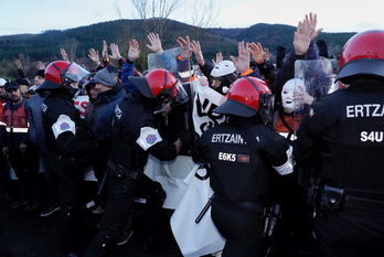 Momentos de tensión con la Ertzaintza a la entrada de la planta de Amurrio.