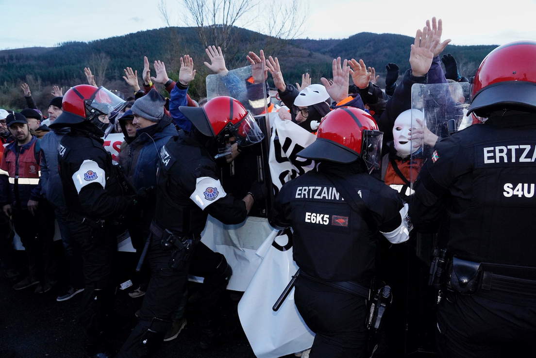 Momentos de tensión con la Ertzaintza a la entrada de la planta de Amurrio.