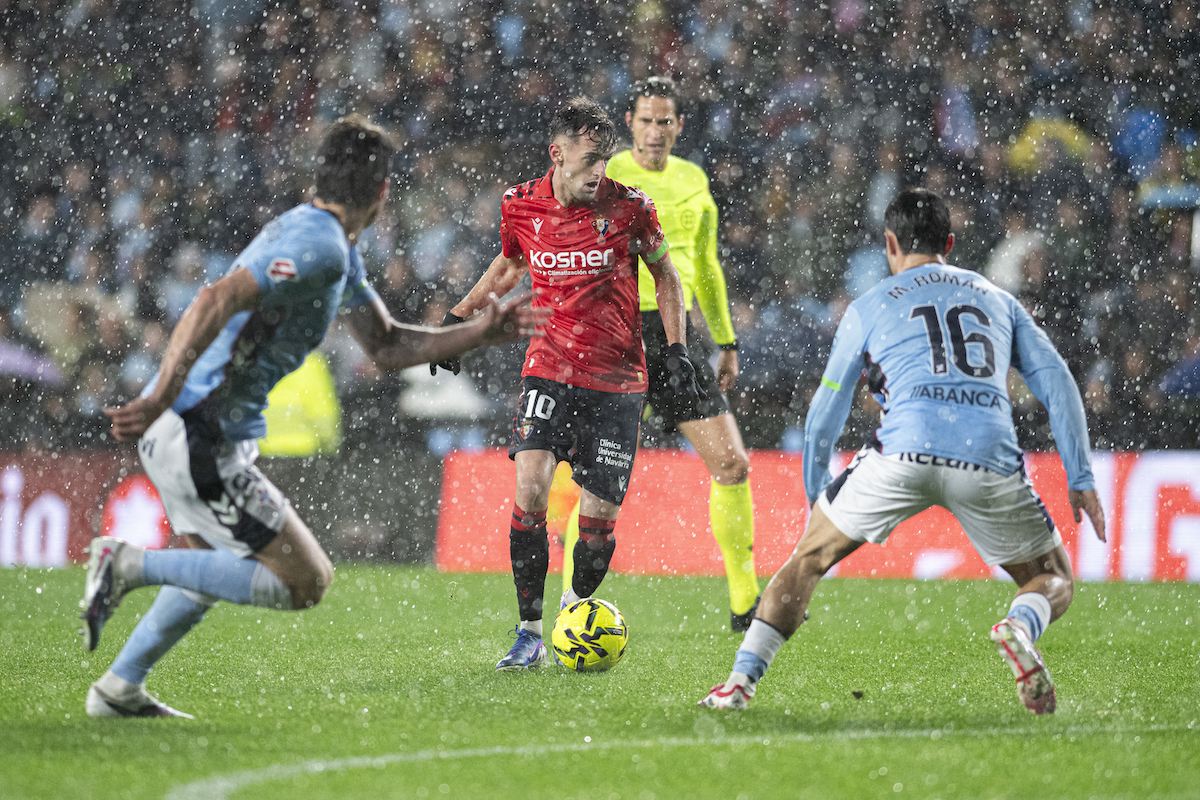 Osasuna, tocado por el tobillo de Boyomo e indignado por el ‘pie con pie’ de Munuera