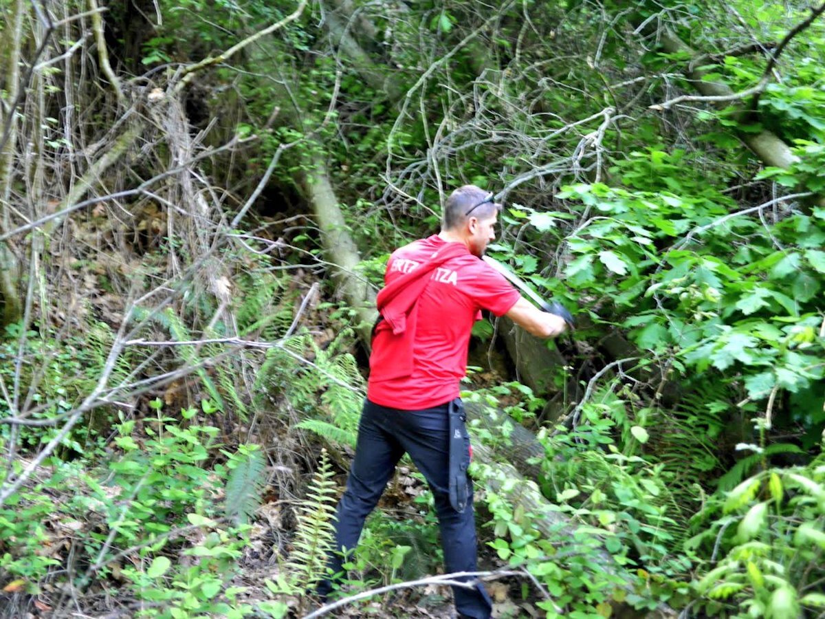 Investigan la aparición de un cadáver en el río Deba en Eskoriatza