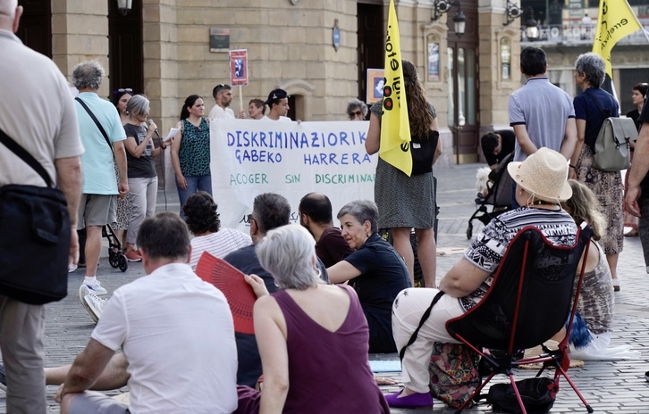 CEAR-ek Errefuxiatuen Mundu Egunagatik egindako elkarretaratzea Bilbon