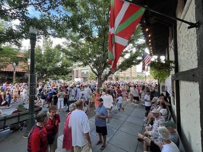 Ikurriña eta AEBetako bandera iazko Boiseko Jaialdian.