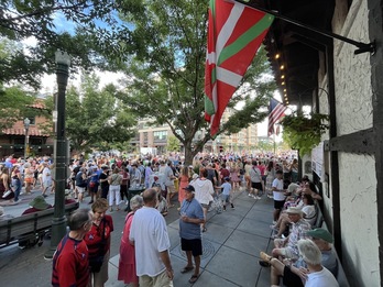 Ikurriña eta AEBetako bandera iazko Boiseko Jaialdian.