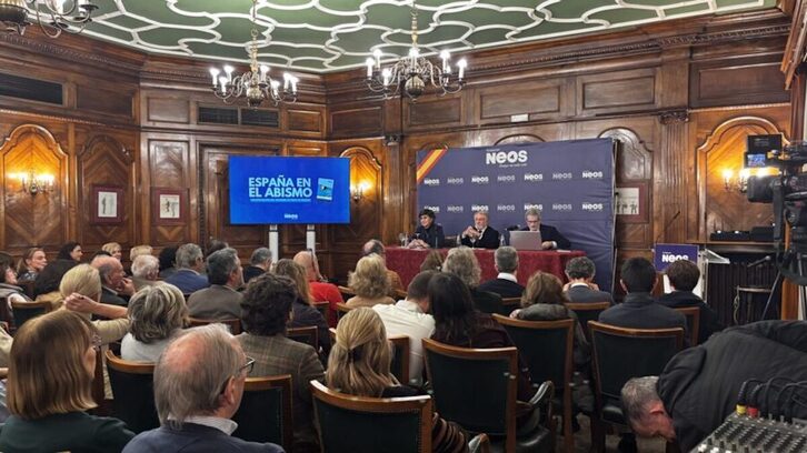 María San Gil y Jaime Mayor Oreja, en una presentación en Bilbo.