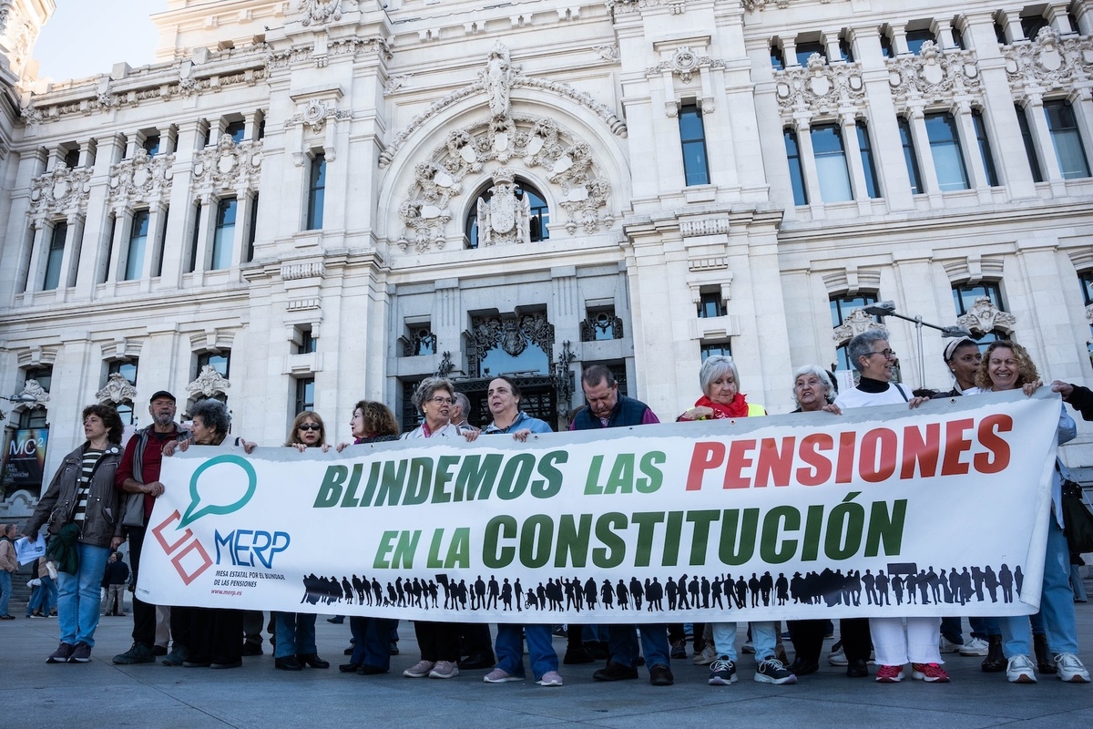 Entregan 14.000 firmas al Ararteko en defensa del blindaje de las pensiones vía Constitución