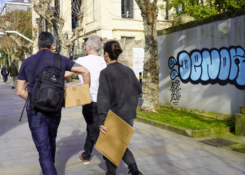 Agentes de la Ertzaintza durante el registro de las dependencias municipales el pasado 14 de enero.