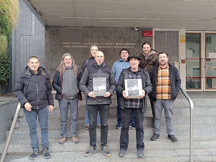 Representantes de Gure Haizea antes de entregar las alegaciones contra el proyecto.