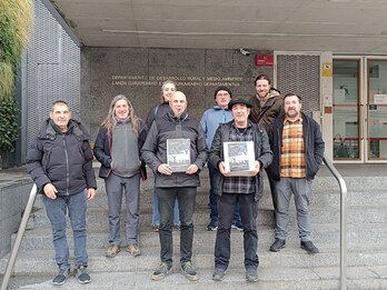 Representantes de Gure Haizea antes de entregar las alegaciones contra el proyecto.
