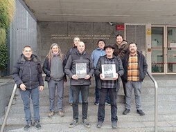 Representantes de Gure Haizea antes de entregar las alegaciones contra el proyecto.