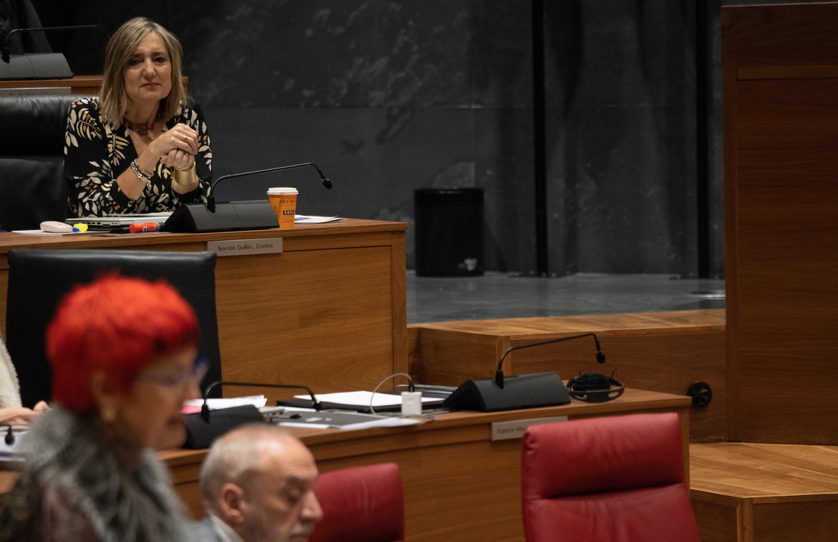 Cristina Ibarrola, parlamentaria de Navarra Suma, formula una pregunta a la consejera de Salud, Santos Indurain, en enero de 2023. (Jagoba MANTEROLA/FOKU)