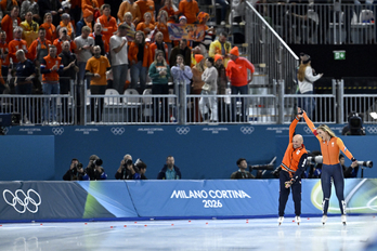 Jutta Leerdam celebra la medalla de oro y el récord olímpico.