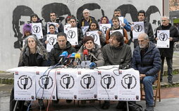 Sindikatuek eta Martxoak 3 elkarteak atzo egindako agerraldia.