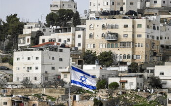 La bandera de una colonia judía, frente a las viviendas palestinas en Hebrón, uno de los lugares afectados por la reforma.