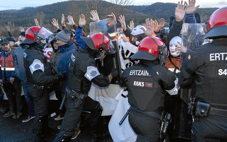 Empujones de la Ertzaintza contra el piquete.