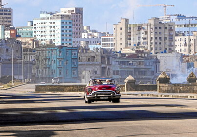 En la página anterior, turistas en un taxi en una carretera semivacía en La Habana. Arriba, aviones en el aeropuerto José Martí, de capital cubana.