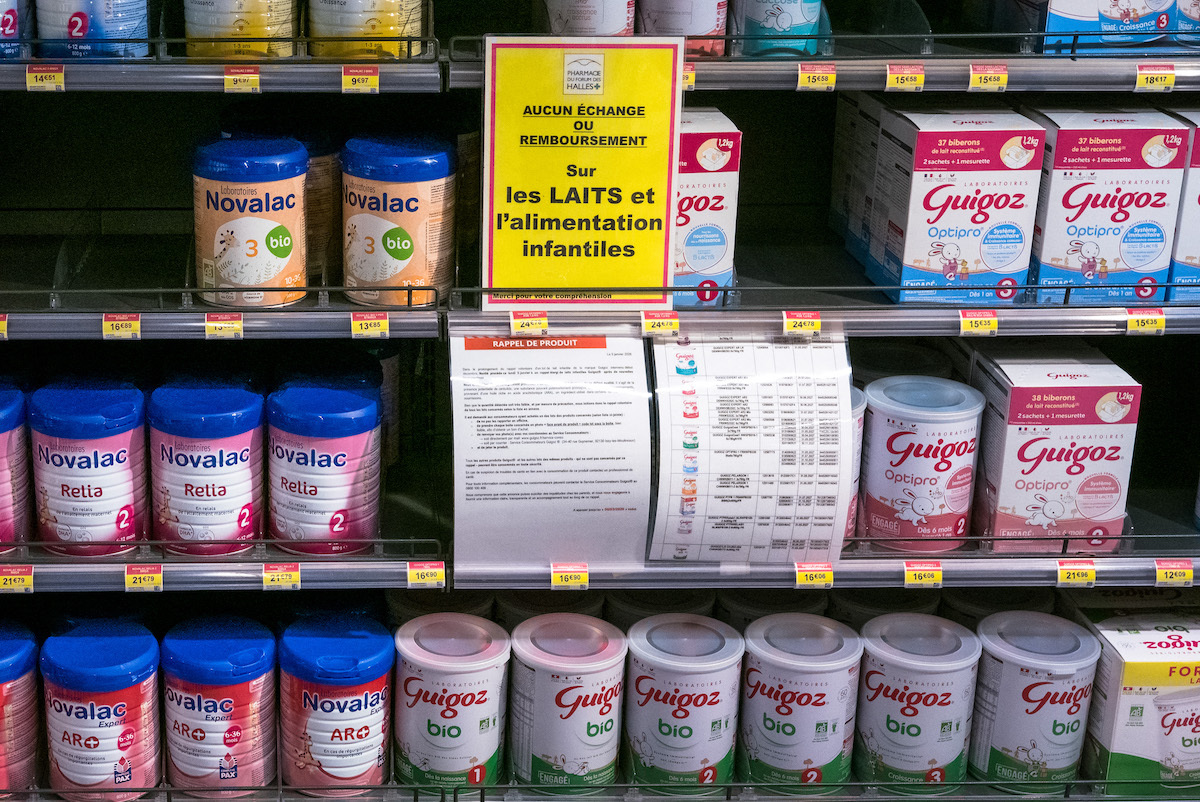 Denuncian al Estado francés y grupos industriales por leche contaminada: dos bebés fallecidos