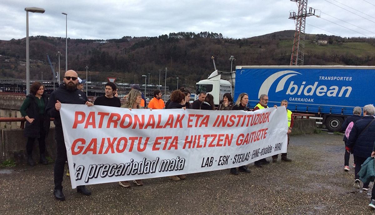 Otsailean garraiolari baten heriotza salatu zuten sindikatuek Pasaiako portuan. (HIRU)