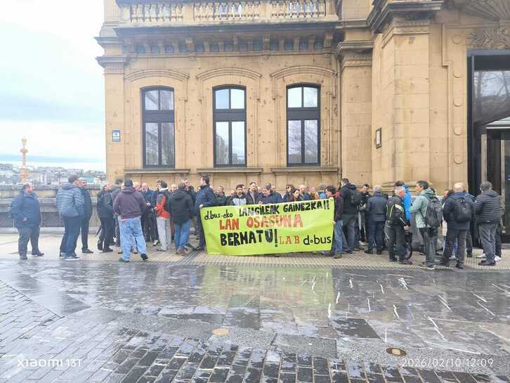 La plantilla de Dbus se ha movilizado en Donostia.