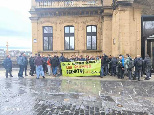 La plantilla de Dbus se ha movilizado en Donostia.