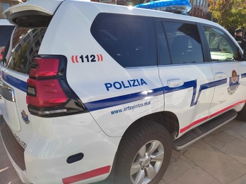 Un vehículo de la Ertzaintza, en Bilbo.
