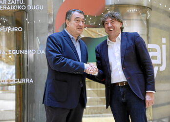 Aitor Esteban y Eneko Andueza, en una reunión en Sabin Etxea.