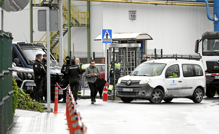 Efectivos de la Policía española, en las instalaciones de Sidenor en Basauri.