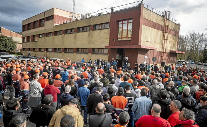 Asamblea de trabajadores celebrada ayer en Amurrio.