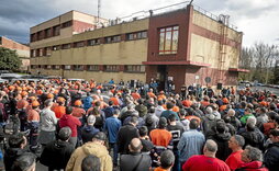 Asamblea de trabajadores celebrada ayer en Amurrio.