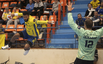 Dariel García, que no seguirá en el Bidasoa a final de curso, se eleva ante el meta en un partido anterior..