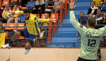 Dariel García, que no seguirá en el Bidasoa a final de curso, se eleva ante el meta.