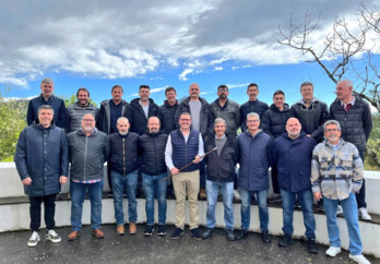 Asier Etxepare, en el centro, cuando tomó la makila de general del Alarde hace dos años.