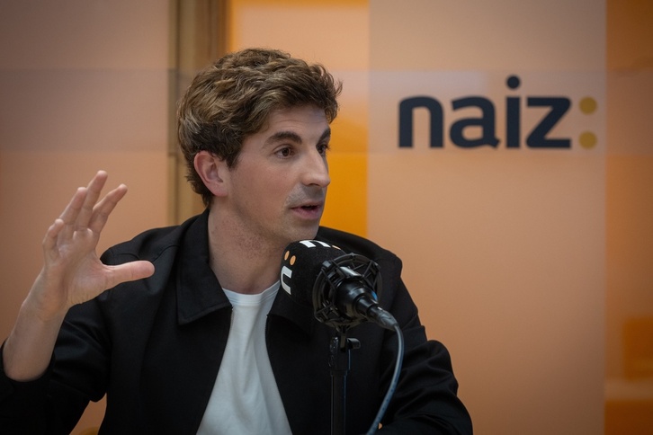 Jon Insausti Naiz Irratiko estudioetan.