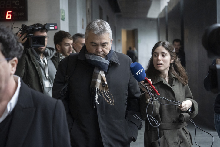 Santos Cerdán ha declinado contestar a los periodistas a su entrada al Parlamento de Nafarroa.