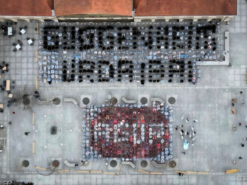 ‘Guggenheim Urdaibai AGUR’ zioen mosaikoa egin zuten ospakizun festan