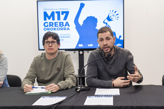 Imanol Pascual (ELA) e Imanol Karrera (LAB), en su comparecencia ante los medios.