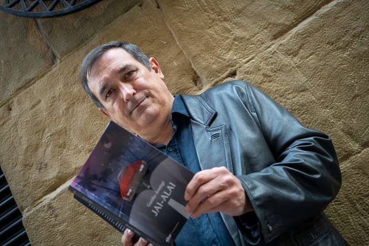 Gaizka Arostegi ‘Jai-Alai’ nobela berria eskuetan duela.