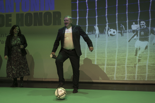 Antonín Panenka posa con el balón ante una fotografía del penalti con el que pasó a la historia del fútbol, durante la gala del pasado lunes en Madrid.