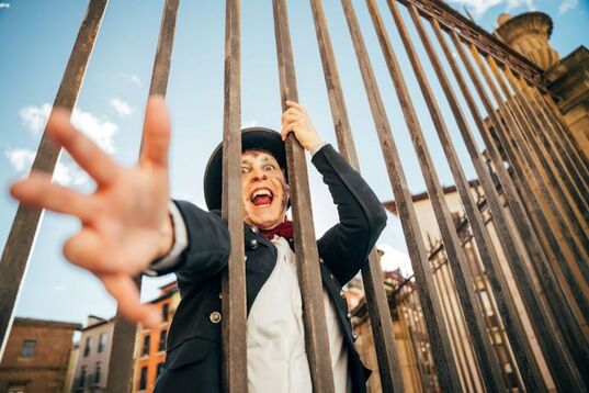 El mono Charlie, interpretado por Garazi San Martín.