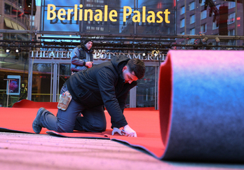 Operarios colocan la alfombra roja en la Berlinale.