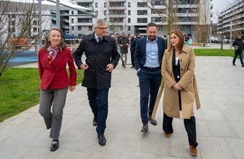 Representantes institucionales este miércoles en el barrio de Txomin Enea, cerca de la cárcel de Martutene. 