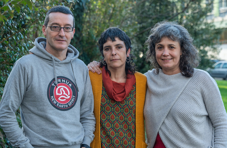 Gorka Loran, Amaia Urizar y Ainara Gorostiaga, del grupo promotor de la Red de Torturados de Euskal Herria.