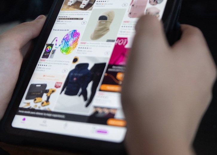 Una persona realiza una búsqueda en Aliexpress.